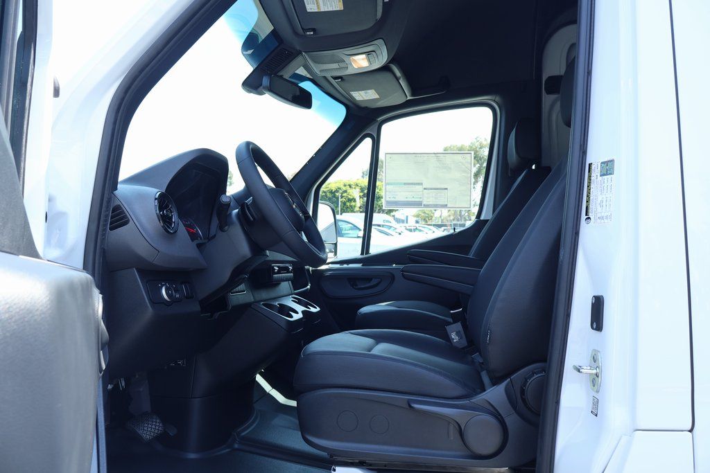 Thumbnail: 2025 Mercedes-Benz Sprinter - 6