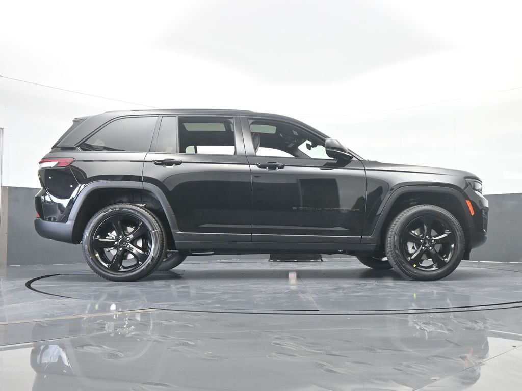 New 2025 Diamond Black Crystal Pearlcoat Jeep Limited image 55
