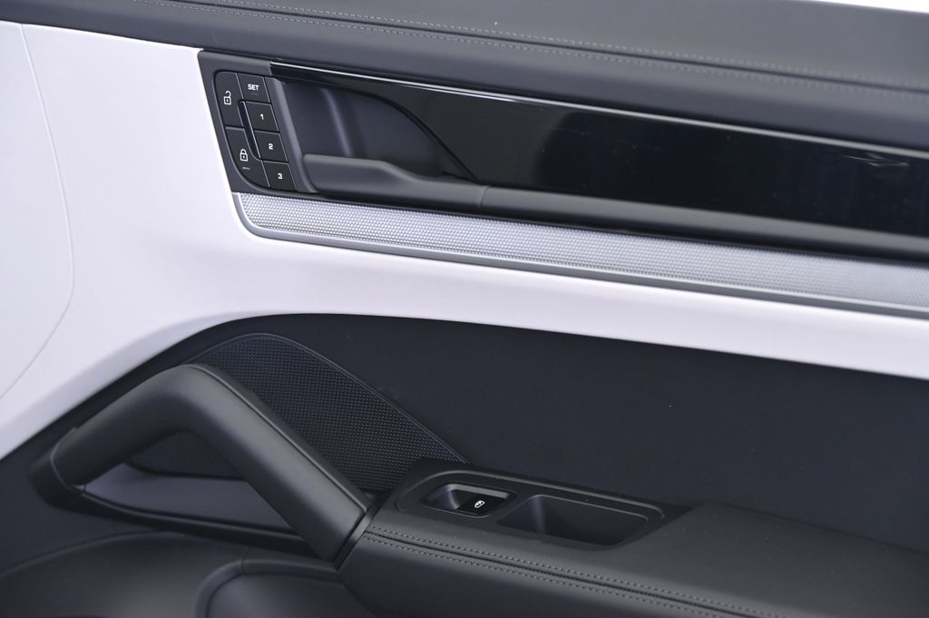 Thumbnail: 2026 Porsche Cayenne - 25