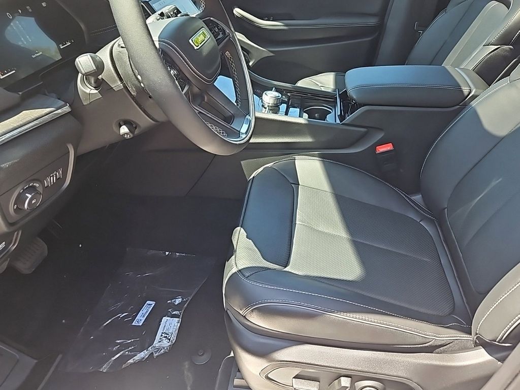 2025 Jeep Grand Cherokee Overland photo