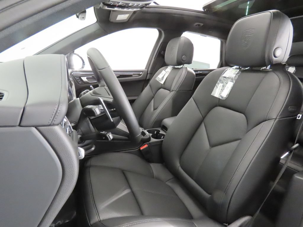 Thumbnail: 2026 Porsche Macan - 5