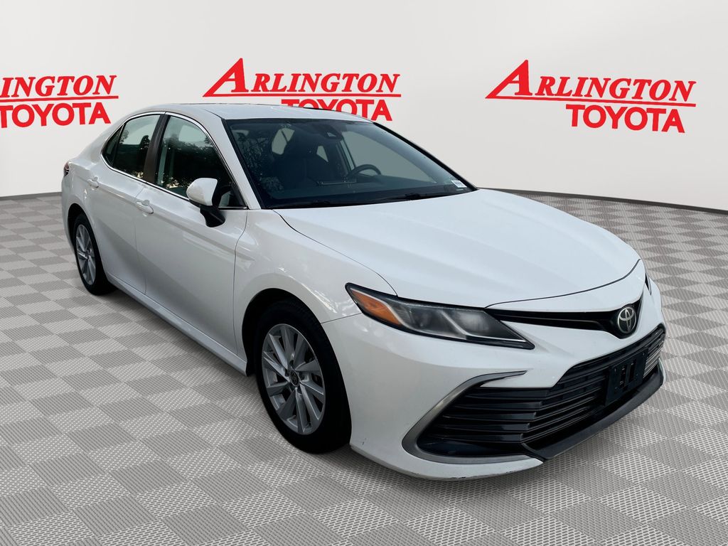 2021 Toyota Camry LE's photo