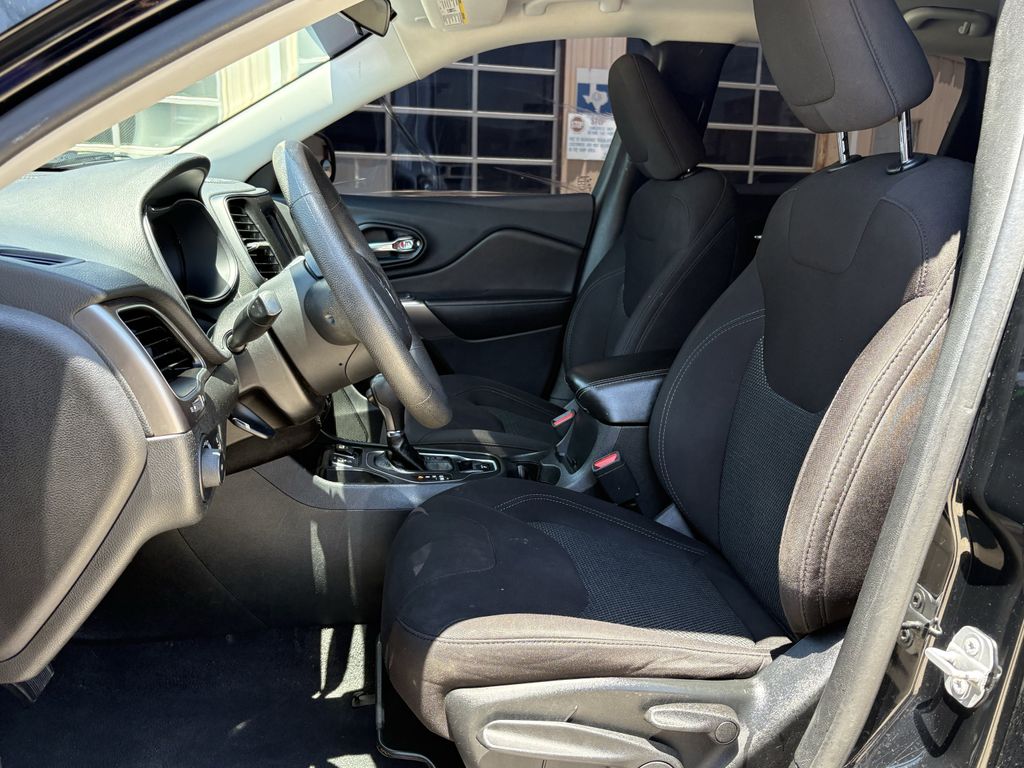 2019 Jeep Cherokee Latitude Black at Durrett Motor Company