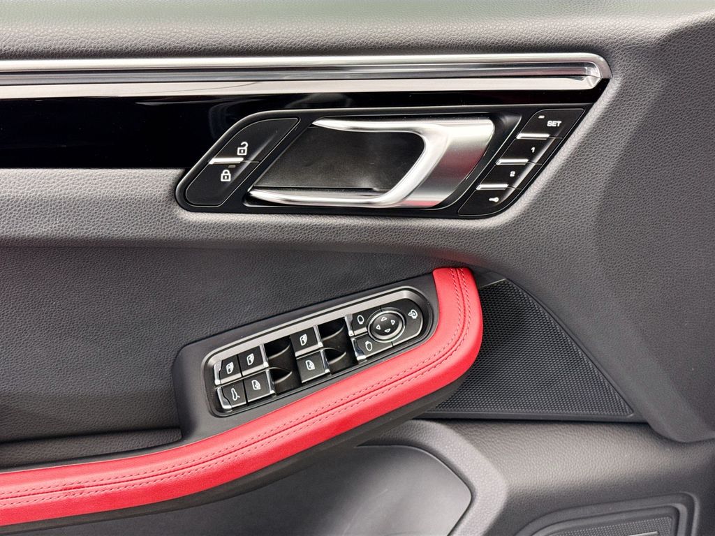 Thumbnail: 2025 Porsche Macan - 24