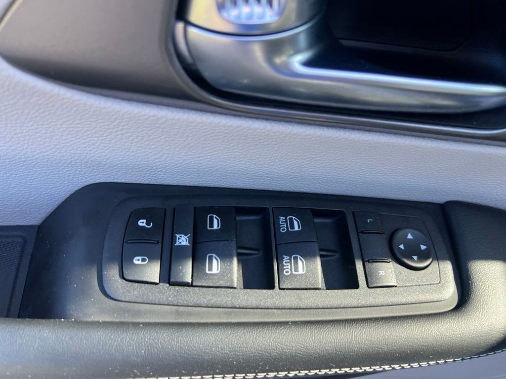 Used 2023 Chrysler Pacifica Van