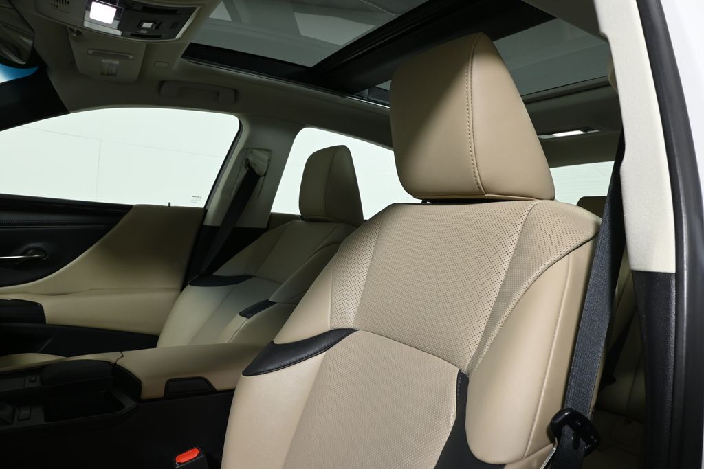 Thumbnail: 2021 Lexus ES - 16