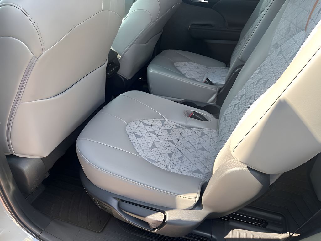 Used Car 2023 Toyota Highlander Hybrid  Bronze Edition For Sale Under $40,000 In Austin, Texas