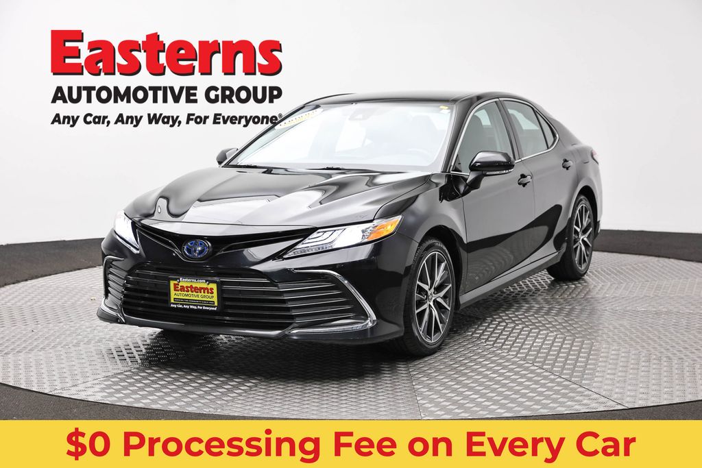 2022 Toyota Camry XLE Hybrid's photo