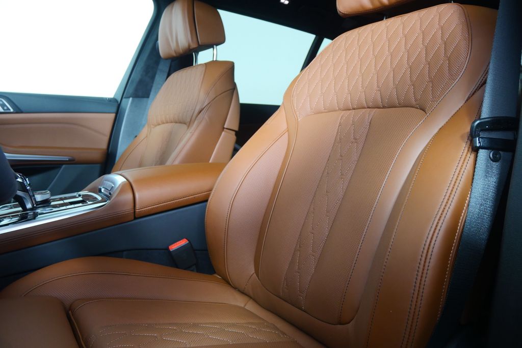 Thumbnail: 2026 BMW X7 - 12