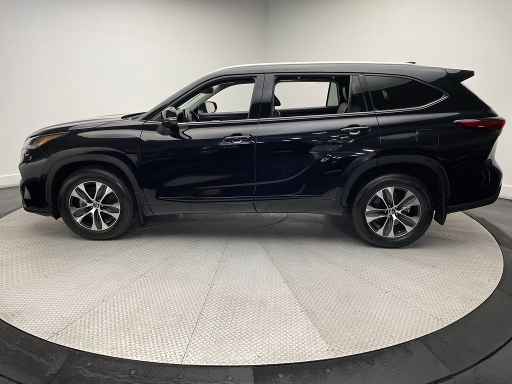 2022 Toyota Highlander XLE 8