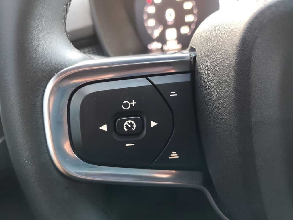 Used Car 2022 Volvo Xc40  R-design For Sale Under $30,000 In Austin, Texas