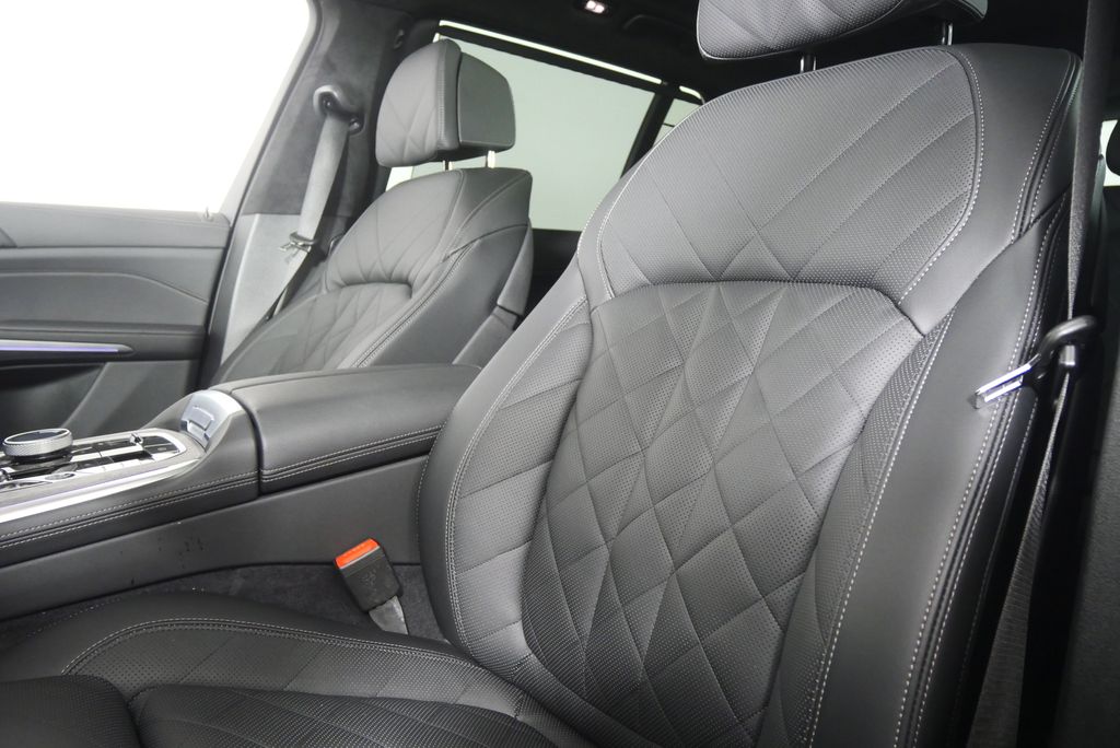 Thumbnail: 2026 BMW X7 - 10