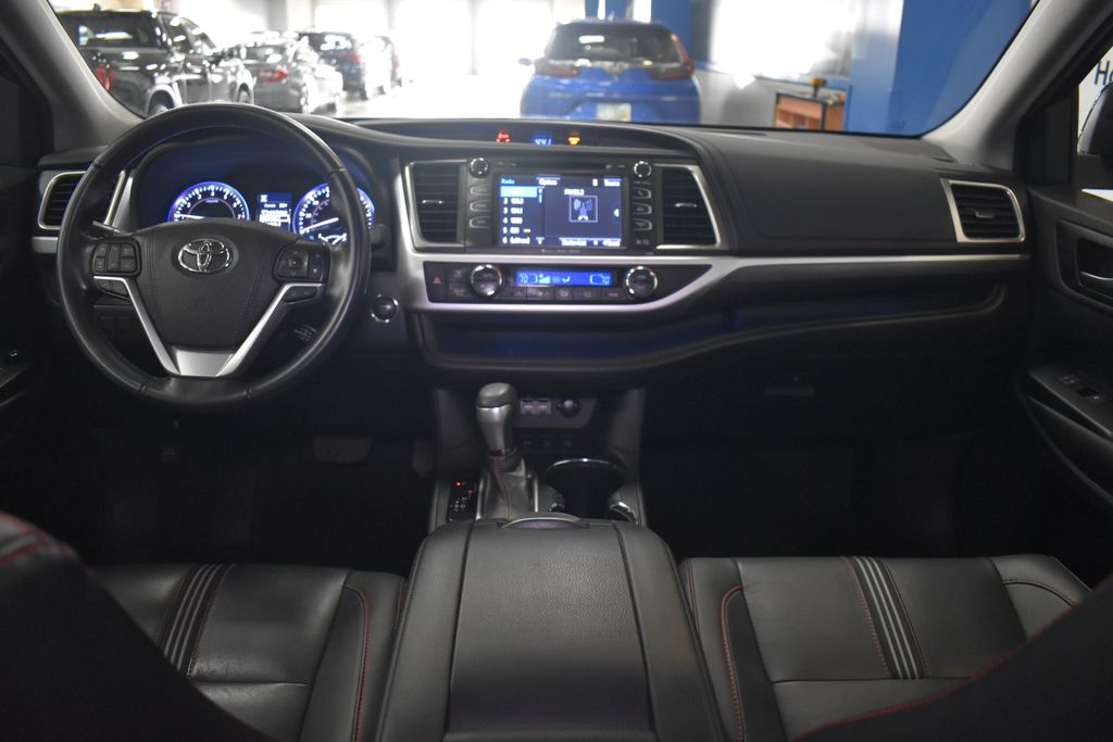 2019 Toyota Highlander SE 16