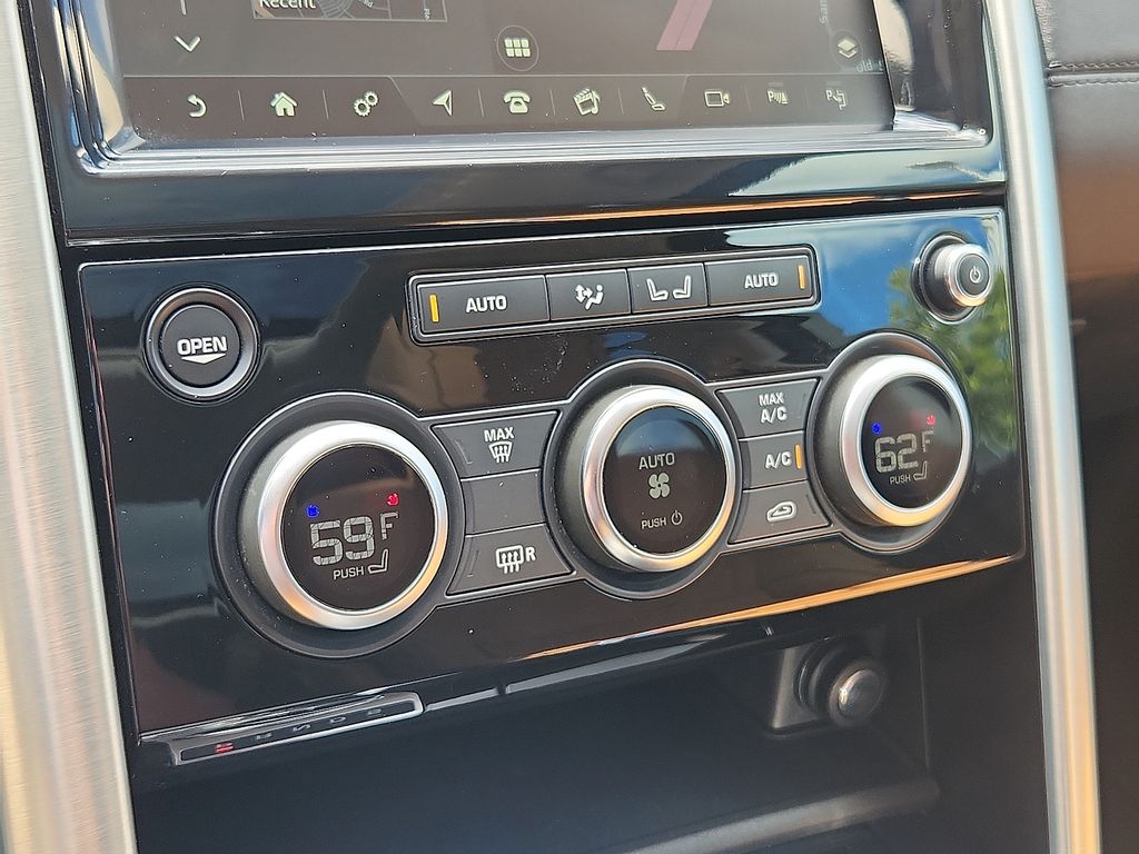 Thumbnail: 2020 Land Rover Discovery - 16