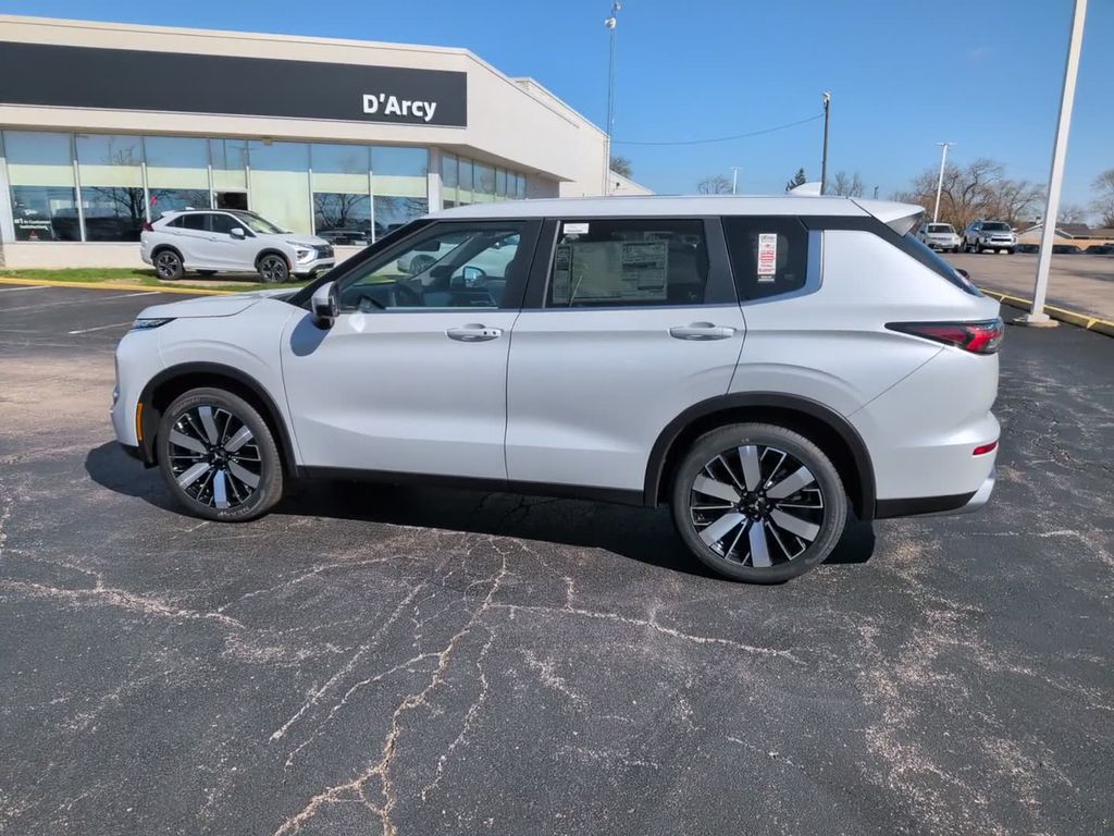 New 2026 White Mitsubishi SE image 14