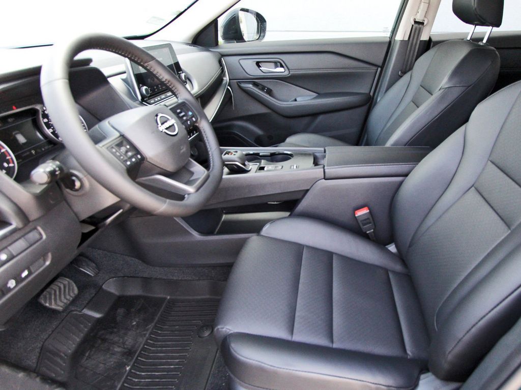 2026 Nissan Rogue Dark Armor - 5