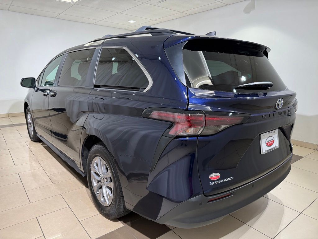 Thumbnail: 2025 Toyota Sienna - 3