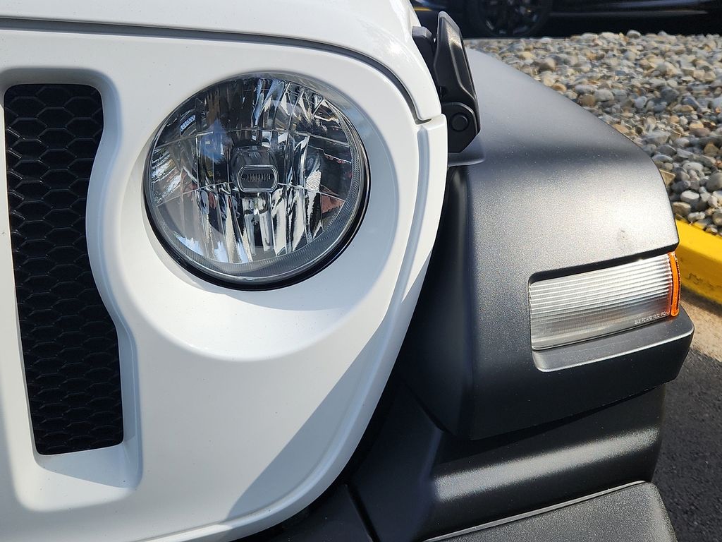 Thumbnail: 2023 Jeep Wrangler - 9