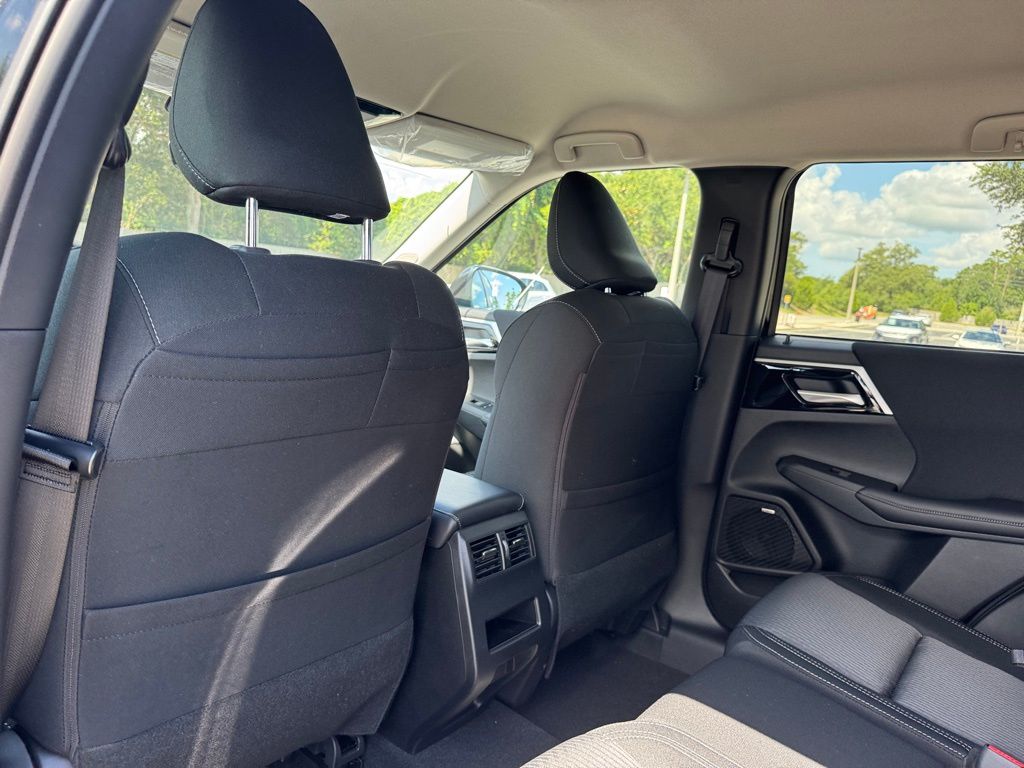 2025 Mitsubishi Outlander ES photo 14