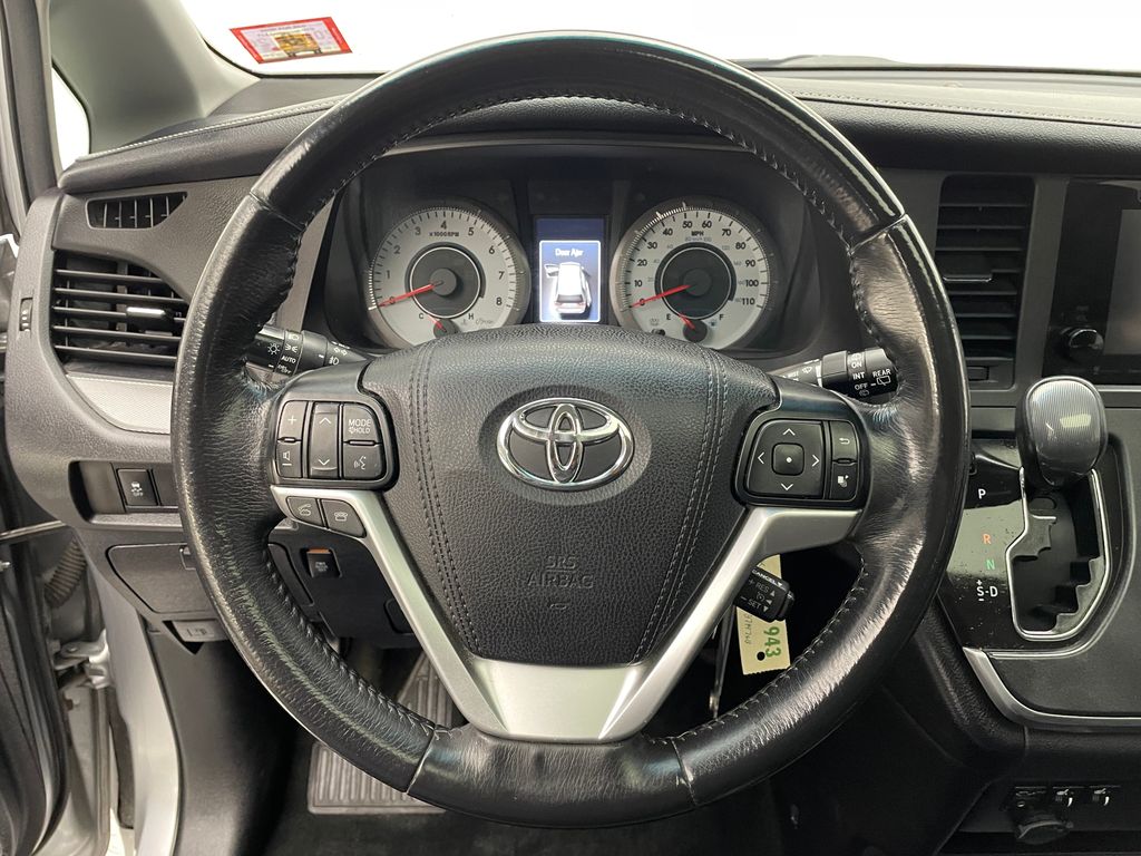 Thumbnail: 2017 Toyota Sienna - 21