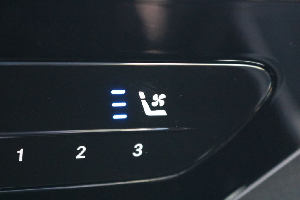 Used 2025  Mercedes-Benz GLC 300 image 24