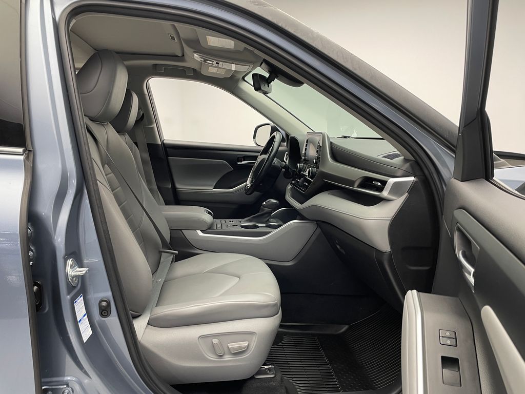 Thumbnail: 2021 Toyota Highlander - 17