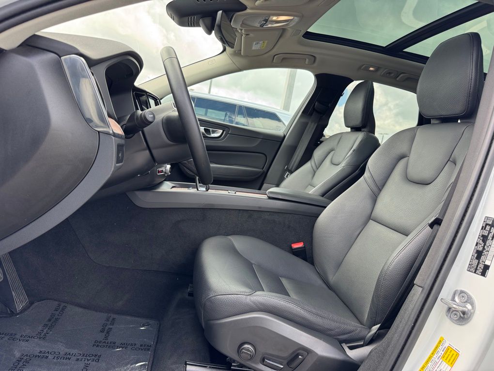 2023 Volvo XC60 B5 Plus photo 13
