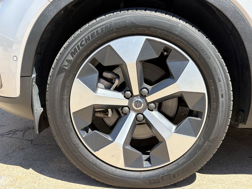 2023 Volvo XC40 B5 Plus Bright Theme - 8