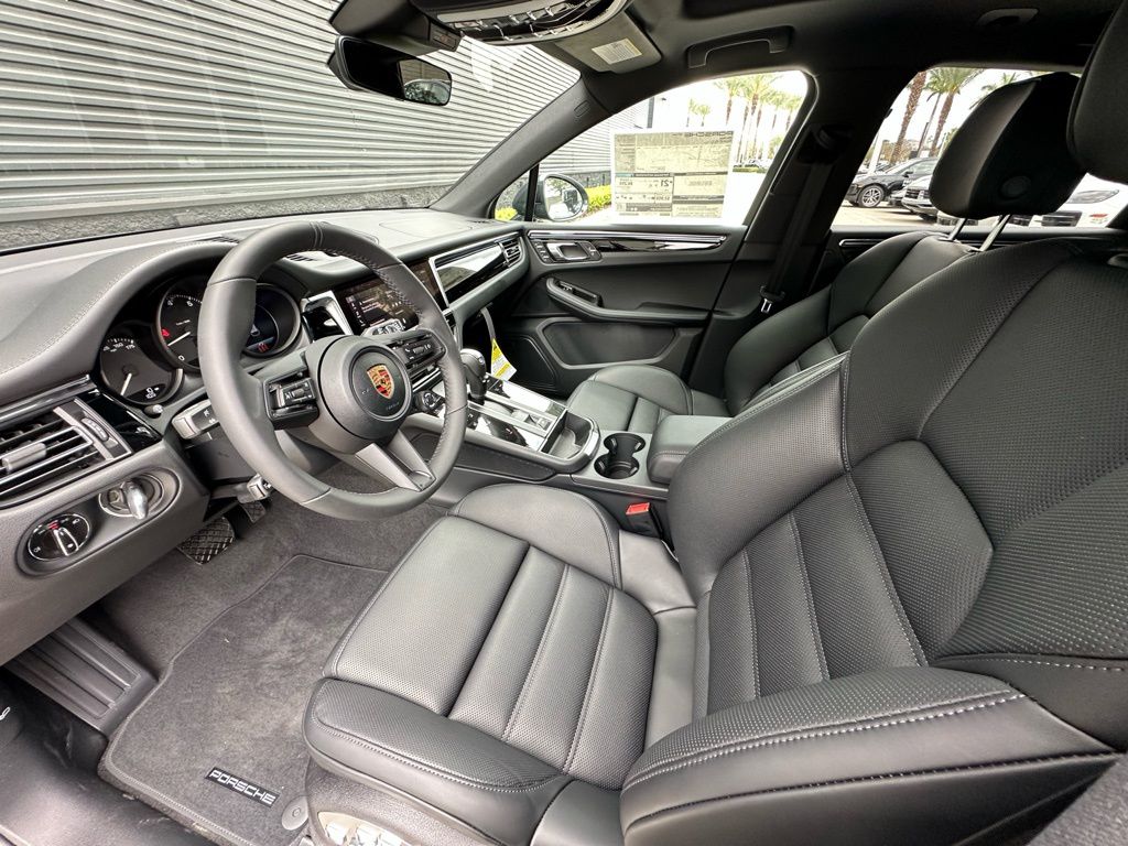 Thumbnail: 2026 Porsche Macan - 4