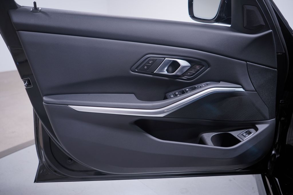 Thumbnail: 2025 BMW 3 Series - 16