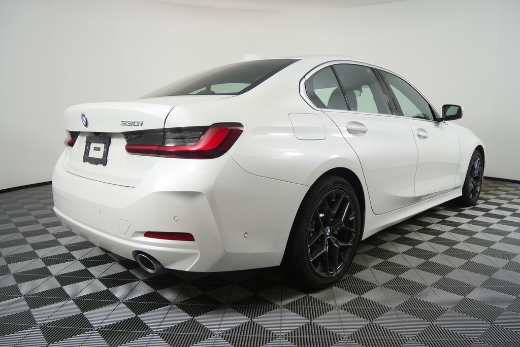 Thumbnail: 2025 BMW 3 Series - 3