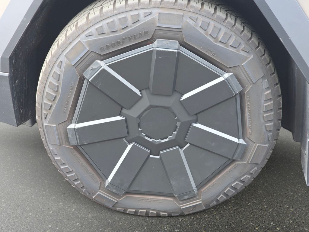 Used 2024  Tesla Base image 34