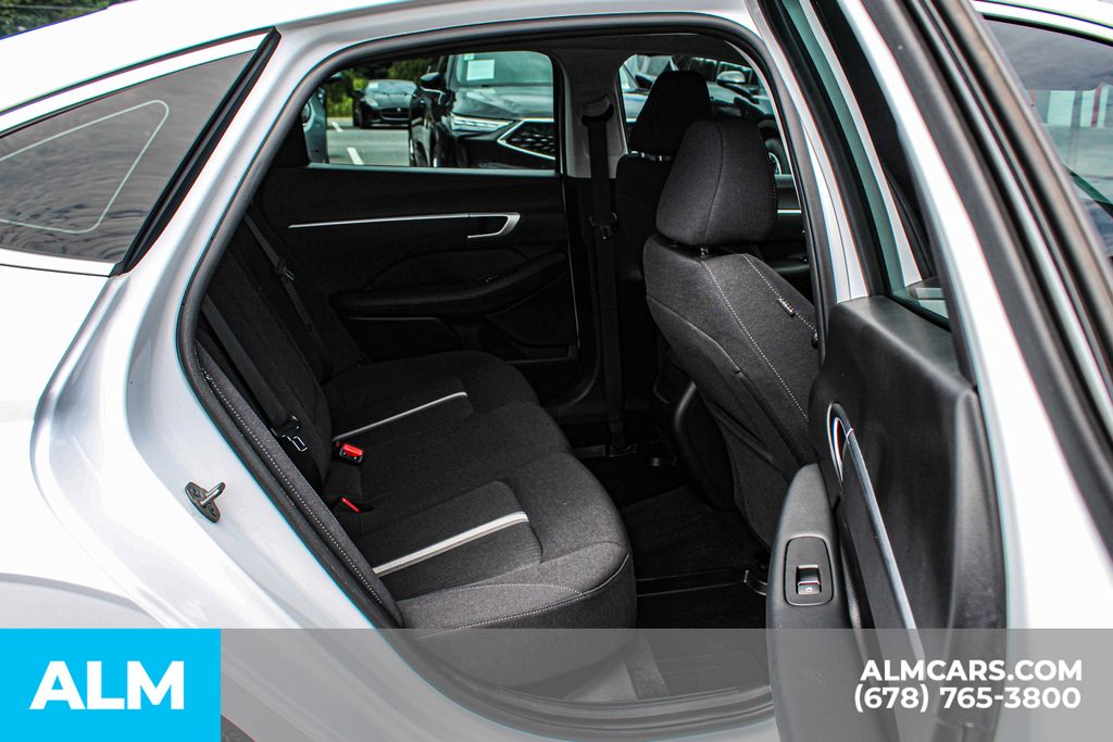 Used 2025 White Hyundai SEL image 18