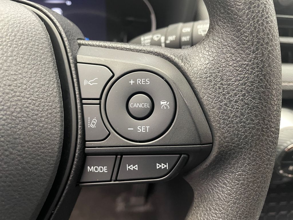 2023 Toyota RAV4 XLE 23