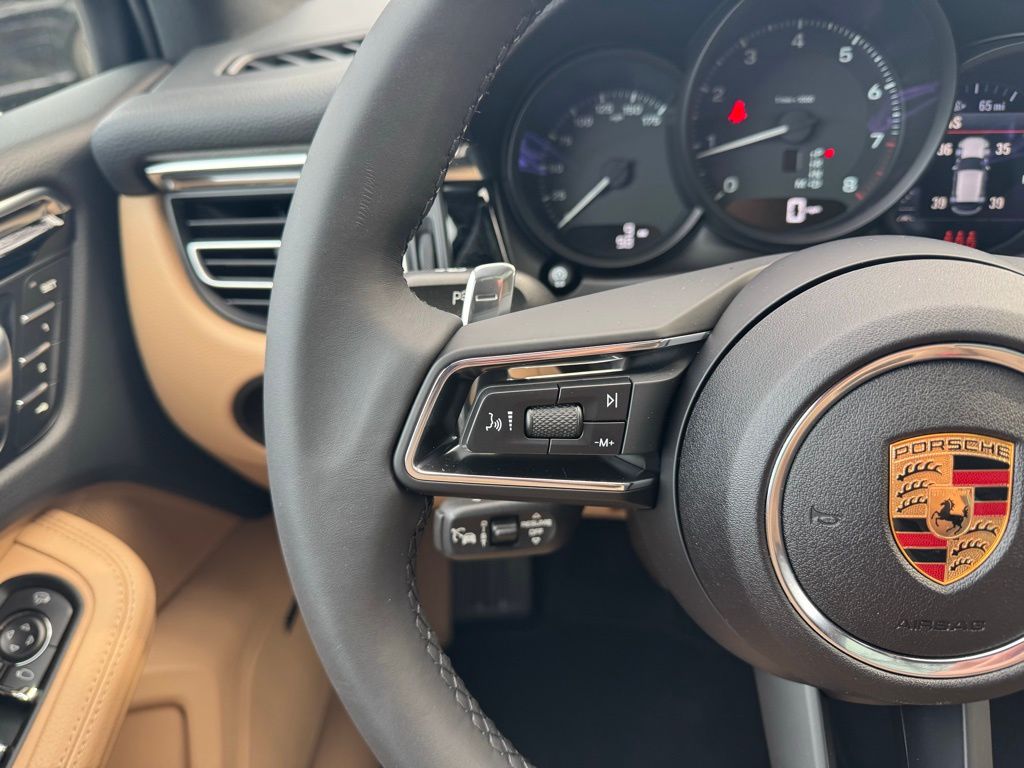 2025 Porsche Macan  19