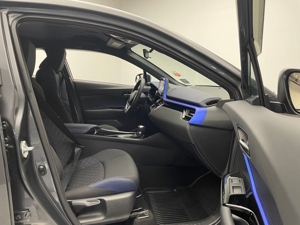 2020 Toyota C-HR XLE 16