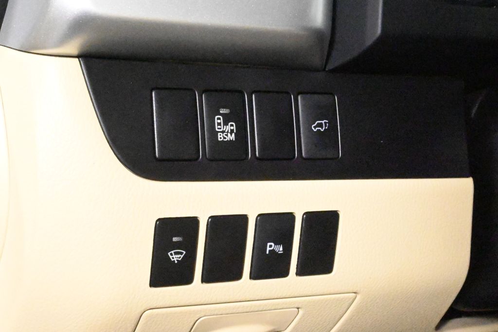Thumbnail: 2016 Toyota Highlander - 28