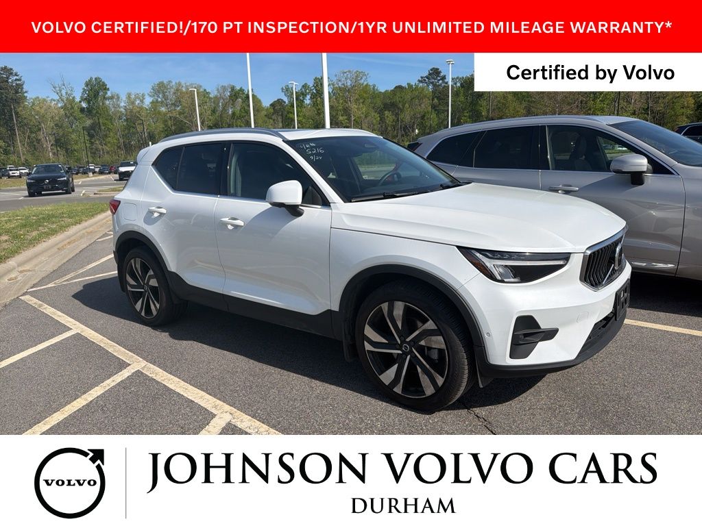 Crystal White Metallic 2023 Volvo XC40 B5 Plus Bright Theme AWD SUV / Crossover All-Wheel Drive Automatic