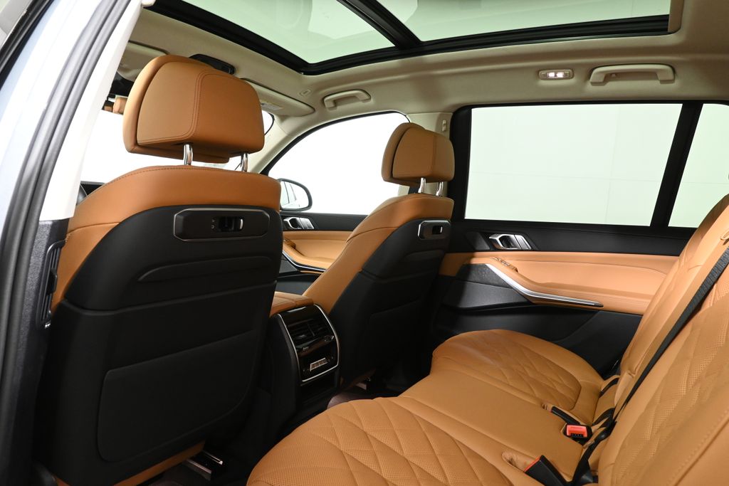 Thumbnail: 2026 BMW X7 - 32
