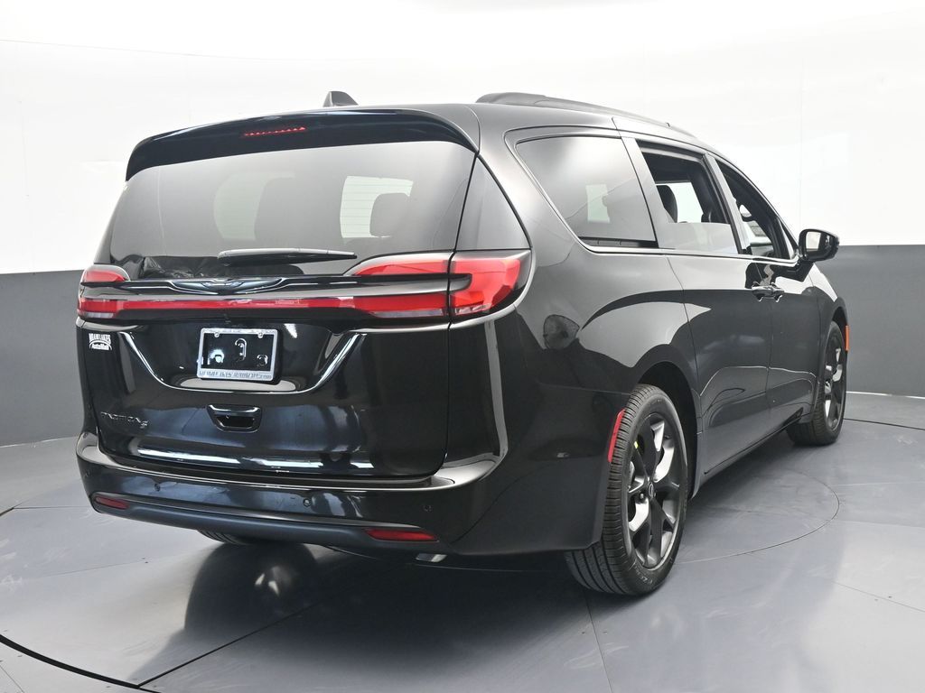 New 2026 Diamond Black Crystal Pearlcoat Chrysler Select image 5