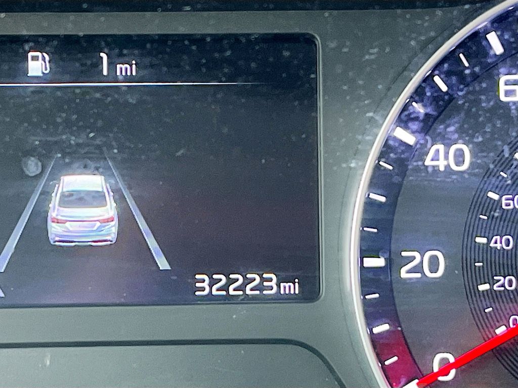 Used 2023 White Kia GT-Line image 12