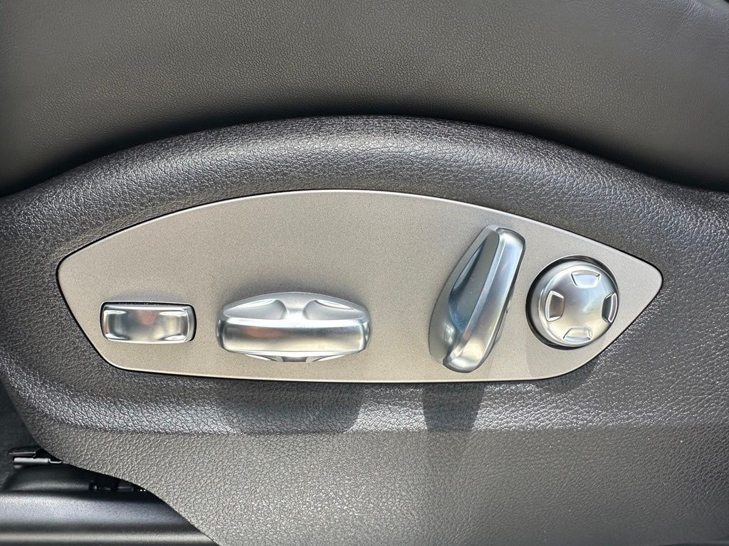 Thumbnail: 2026 Porsche Macan - 24
