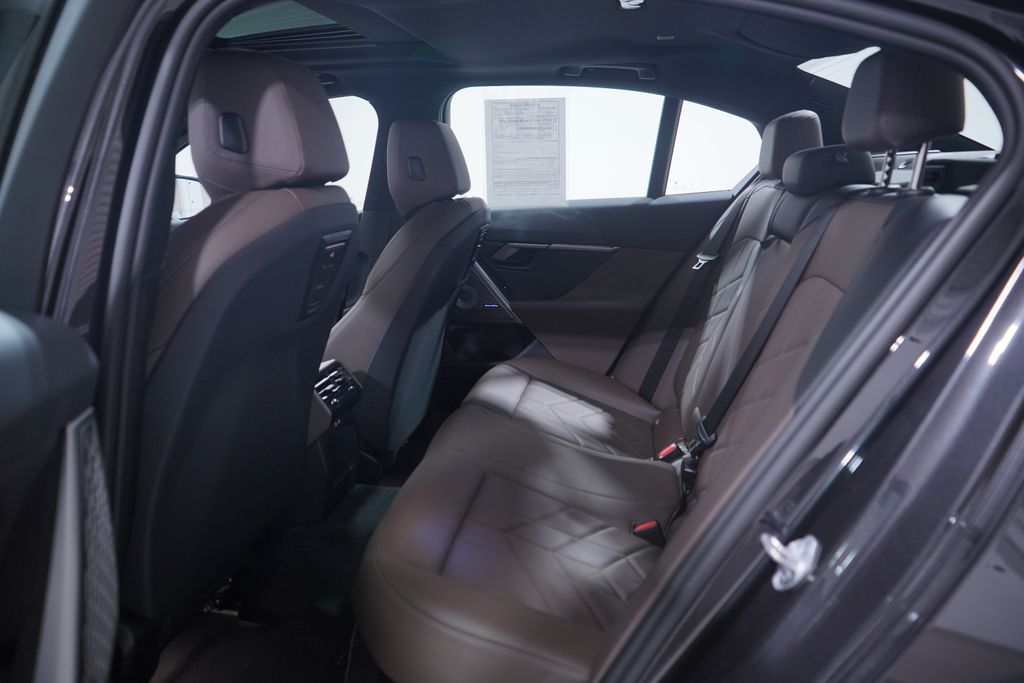 Thumbnail: 2025 BMW 5 Series - 9