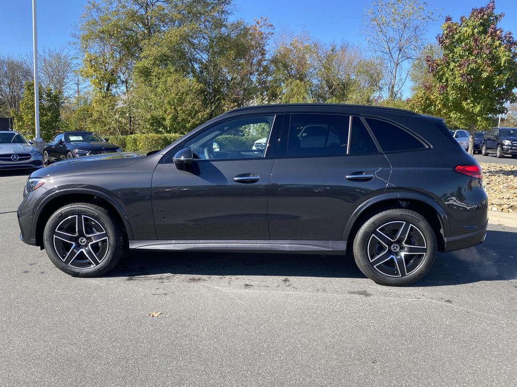 2025 Mercedes-Benz GLC 300 8