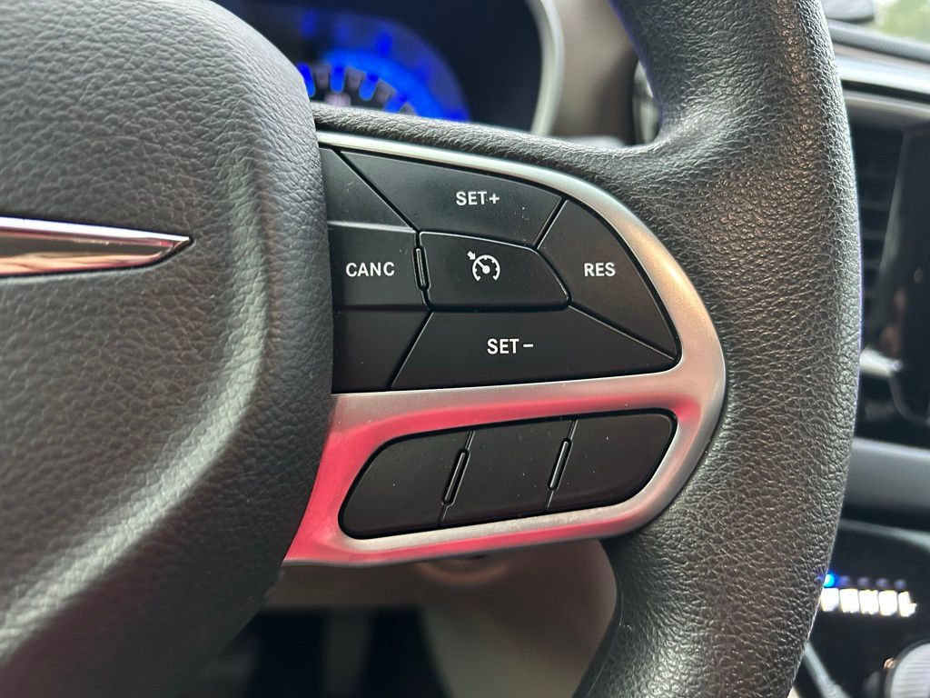Thumbnail: 2017 Chrysler Pacifica - 18