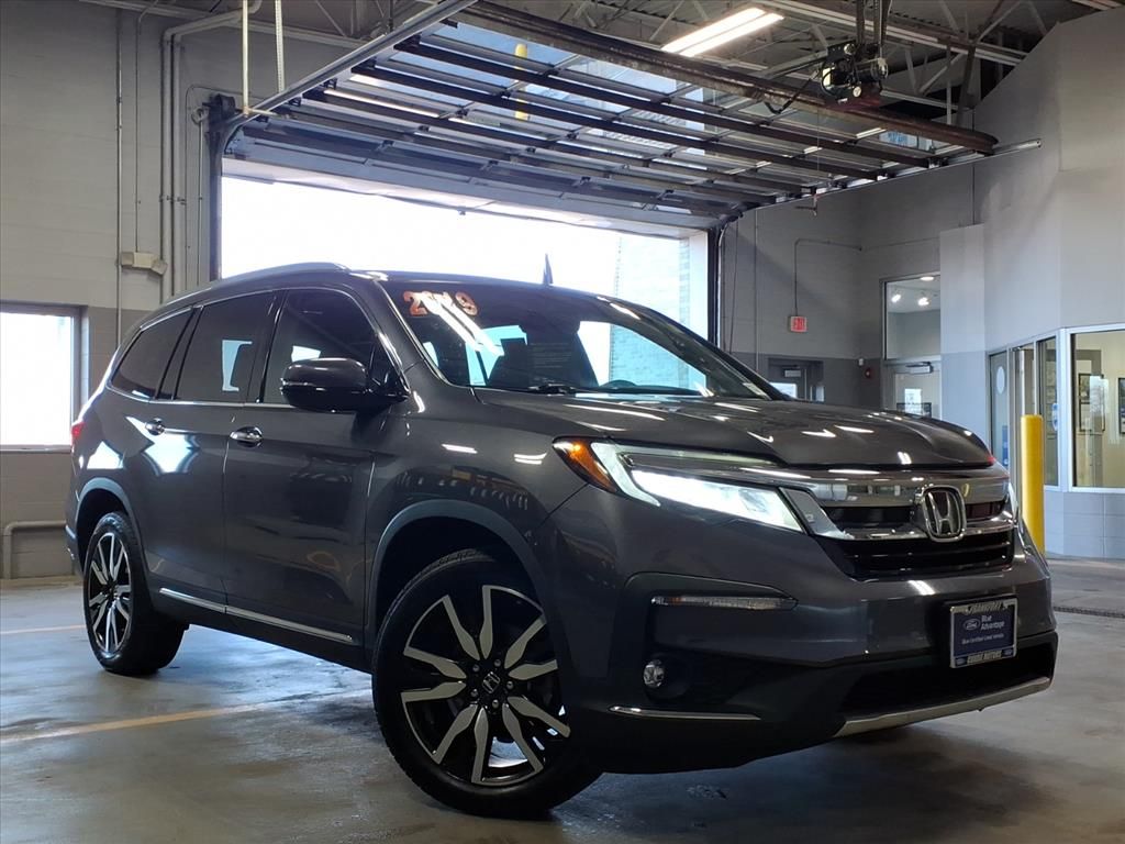 2019 Honda Pilot Touring AWD with Rear Captain's Chairs