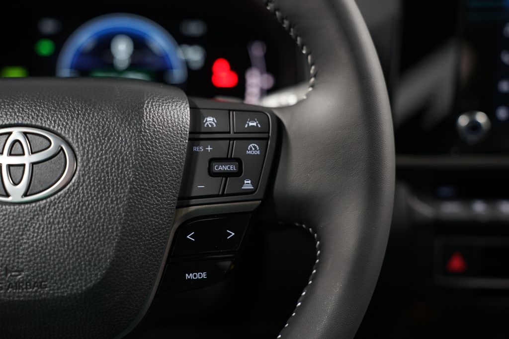2025 Toyota Camry SE 13