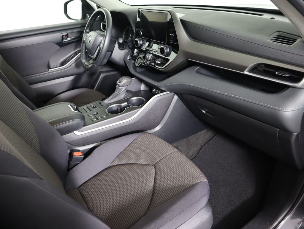 Thumbnail: 2023 Toyota Highlander - 17