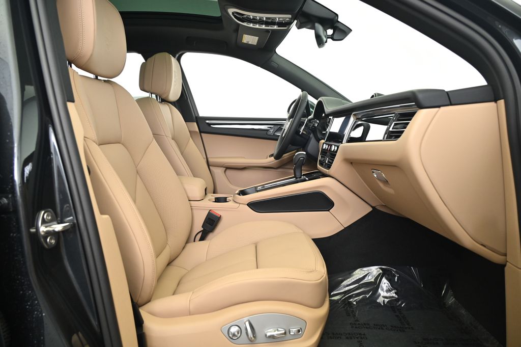 Thumbnail: 2025 Porsche Macan - 28
