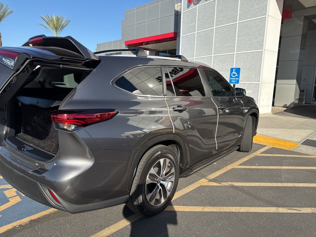 Thumbnail: 2023 Toyota Highlander - 7